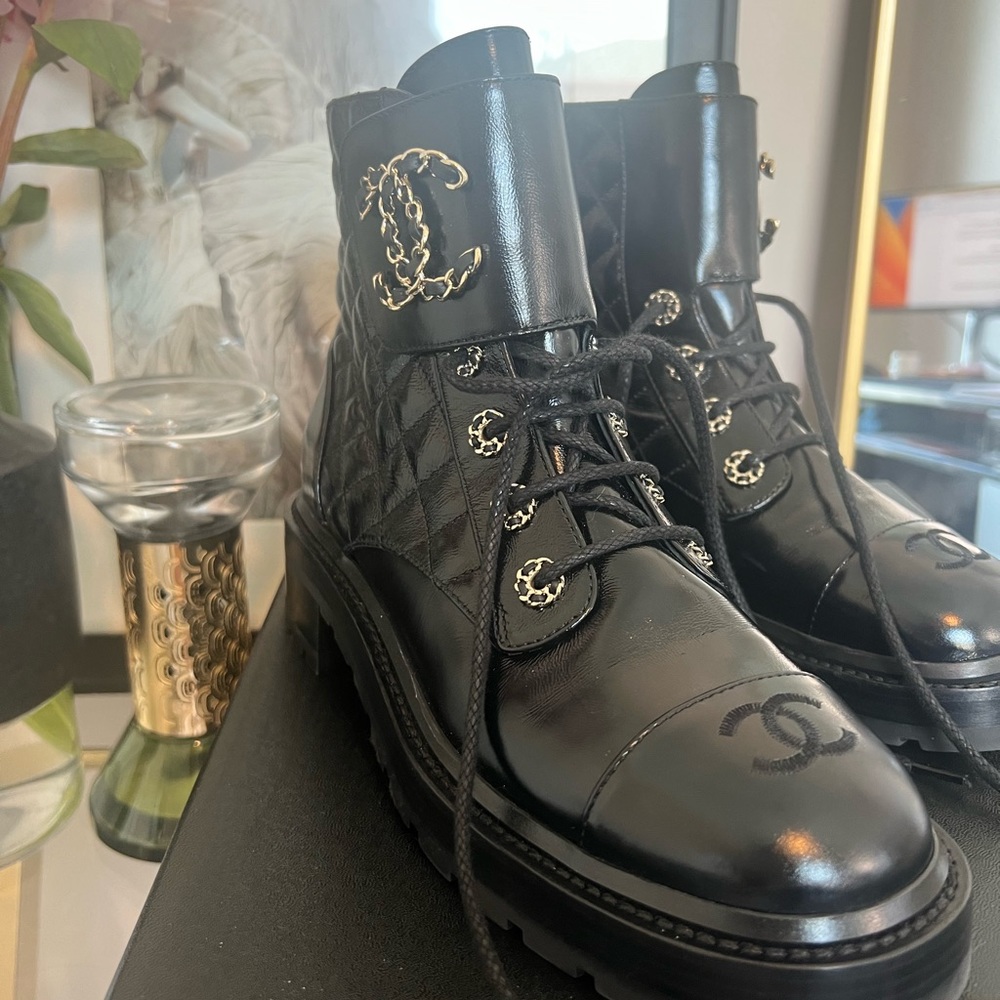 🖤THE Coveted Chanel Shiny Quilted Combat Boot🖤